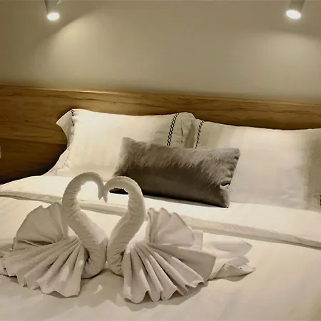 Lake Muse Penthouse Apartment *
